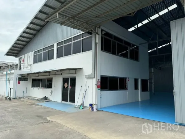 货栈 出租在Mueang Pathum Thani, Pathum Thani - 办公区入口带雨棚，玻璃推拉门，旁接装卸区。