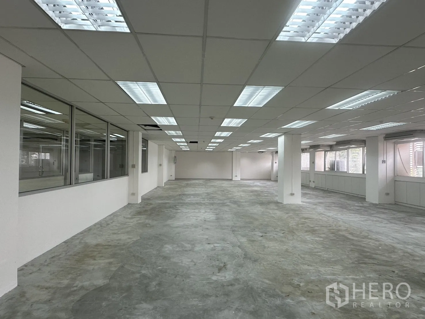 ออฟฟิศ for rent in Pathum Wan, Bangkok - พื้นที่ทำงานติดผนังกระจกพร้อมไฟฝ้าเพดานแบบกริด