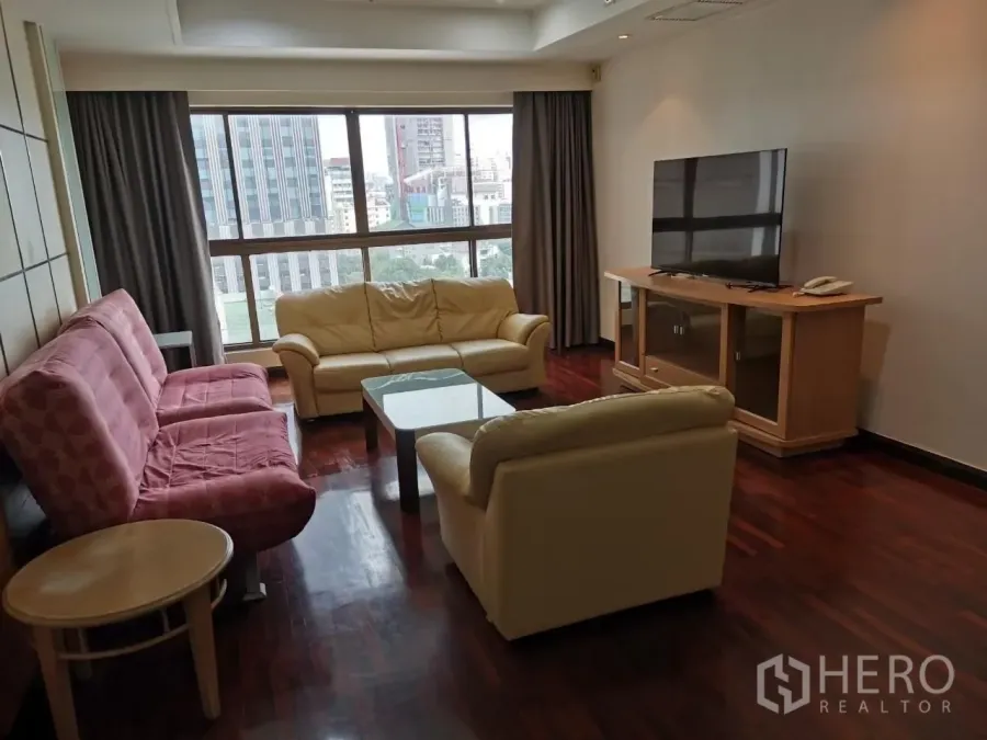 คอนโด ให้เช่าในPhaya Thai, Bangkok - ห้องนั่งเล่นกว้าง ผนังกระจกบานใหญ่ มองเห็นวิวเมือง โซฟาและชั้นวางทีวีบนพื้นไม้เข้ม