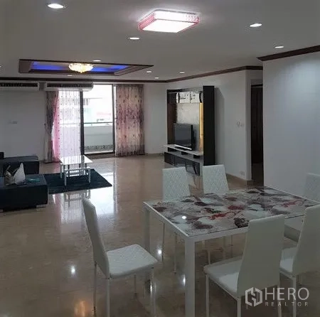 คอนโด ให้เช่าในWatthana, Bangkok - พื้นที่นั่งเล่นและรับประทานอาหารแบบโอเพนสเปซ พื้นมันวาว เชื่อมต่อระเบียง