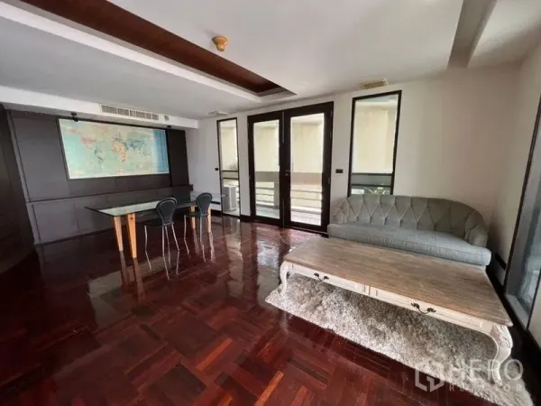 公寓 出租在Khlong Toei, Bangkok - 多功能起居区，拼花地板，阳台出入口，沙发与玻璃桌