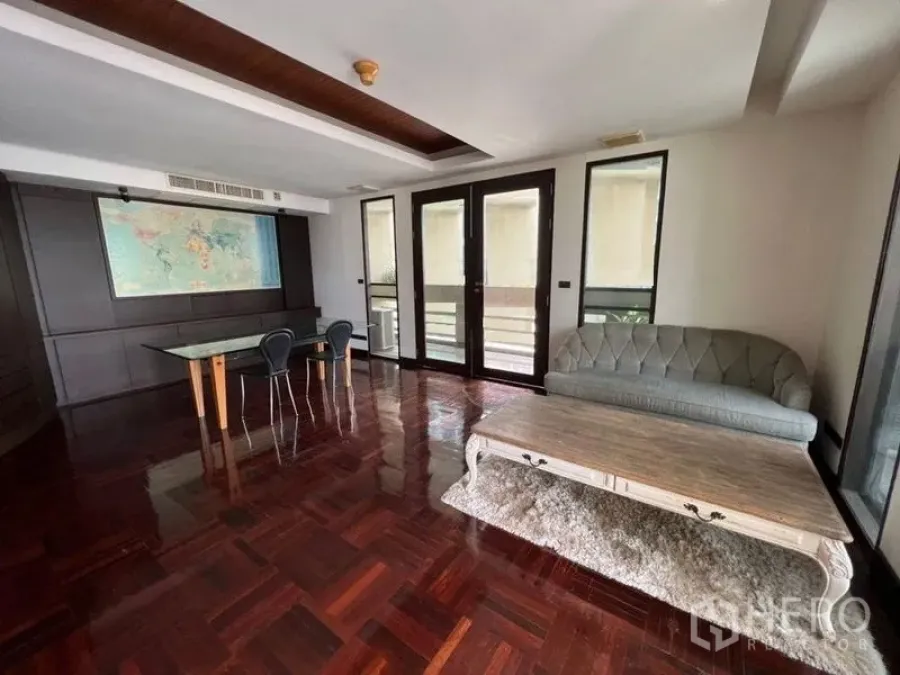 公寓 出租在Khlong Toei, Bangkok - 多功能起居区，拼花地板，阳台出入口，沙发与玻璃桌