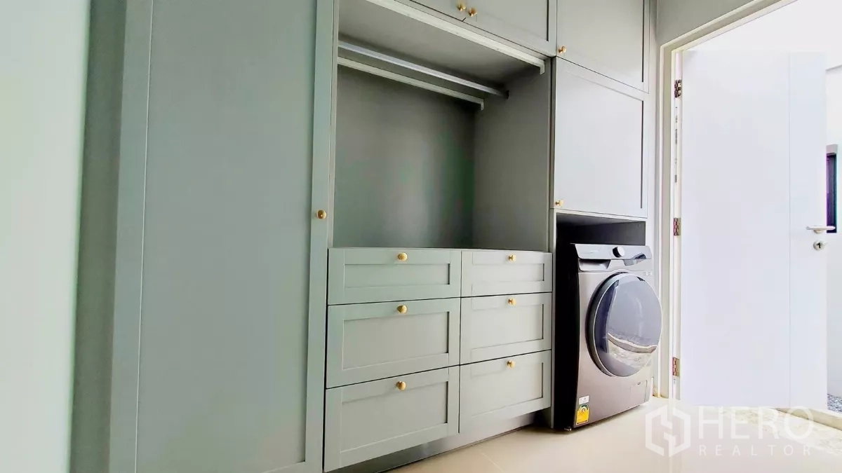 บ้าน ให้เช่าในLat Krabang, Bangkok - ห้องซักรีดพร้อมตู้บิวท์อิน ลิ้นชัก และเครื่องซักผ้าฝาหน้า