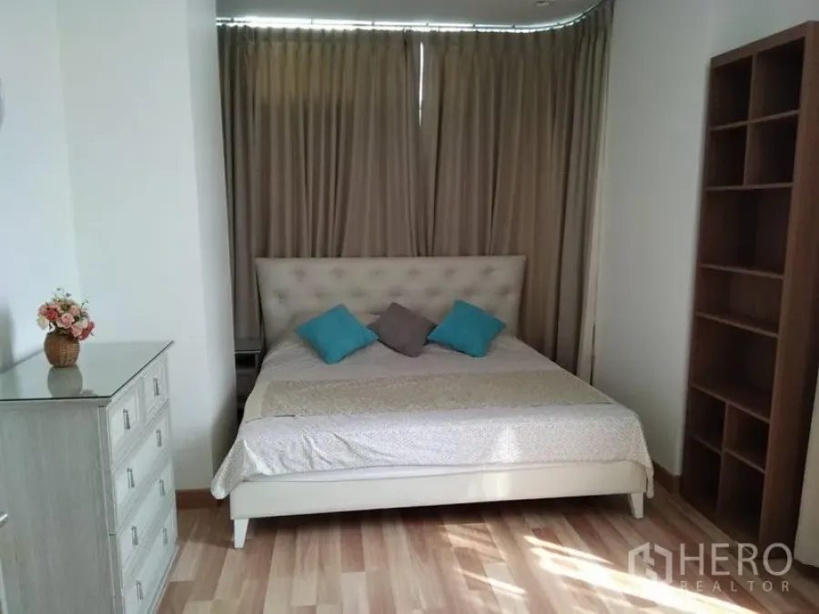 คอนโด ให้เช่าในWatthana, Bangkok - ห้องนอนหลักพร้อมเตียงบุนวม พื้นไม้ ลิ้นชัก และผ้าม่านทึบ