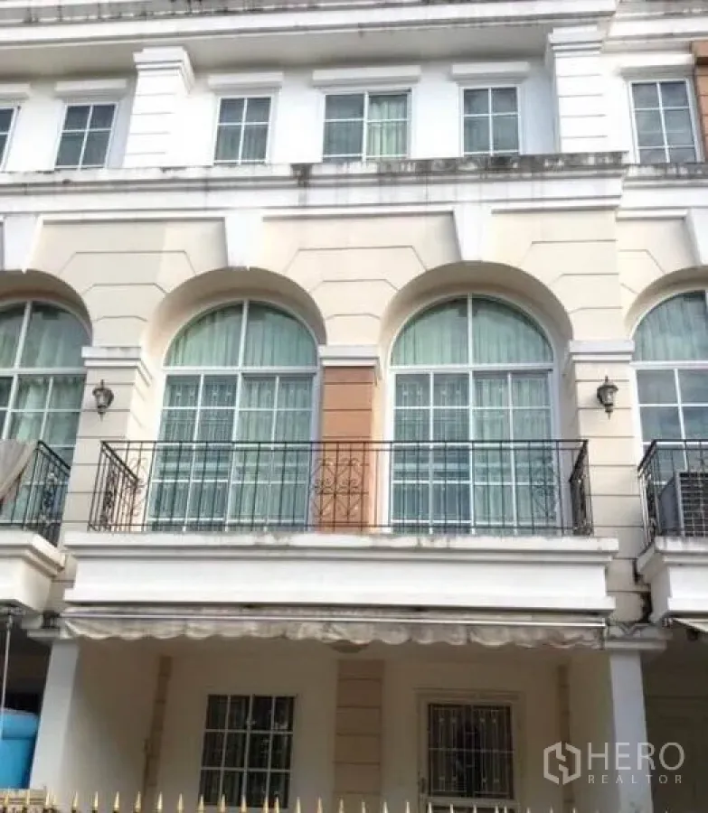 ทาวน์เฮาส์ ให้เช่าในBang Kapi, Bangkok - หน้าบ้านทาวน์เฮ้าส์ 3 ชั้น หน้าต่างโค้งและระเบียงเหล็กดัด