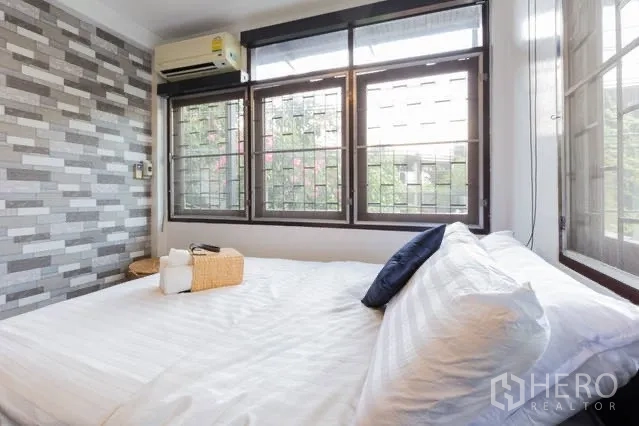 บ้าน ให้เช่าในWatthana, Bangkok - ห้องน้ำที่สอง ผนังกระเบื้องสีเทา ชักโครก และโซนฝักบัวแบบวอล์กอิน