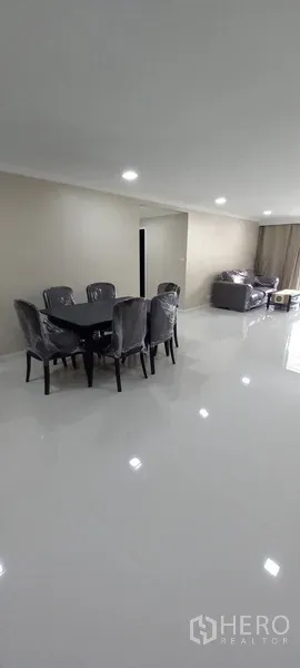 公寓 出租在Watthana, Bangkok - 宽敞的客餐厅一体空间，亮面地砖与筒灯照明。