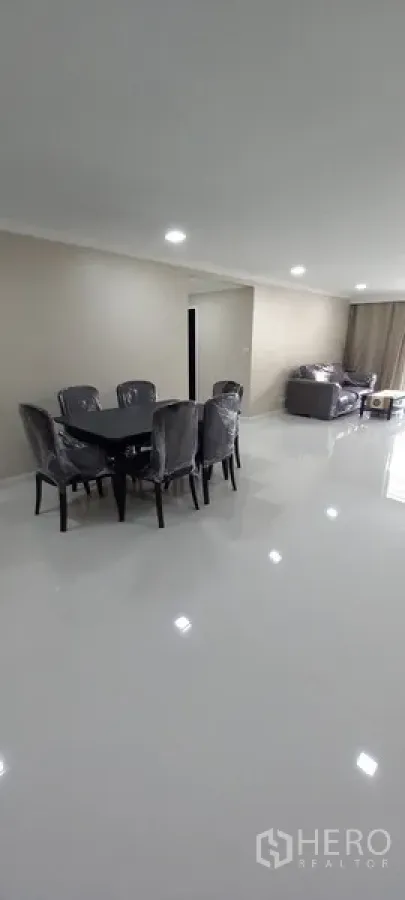 公寓 出租在Watthana, Bangkok - 宽敞的客餐厅一体空间，亮面地砖与筒灯照明。