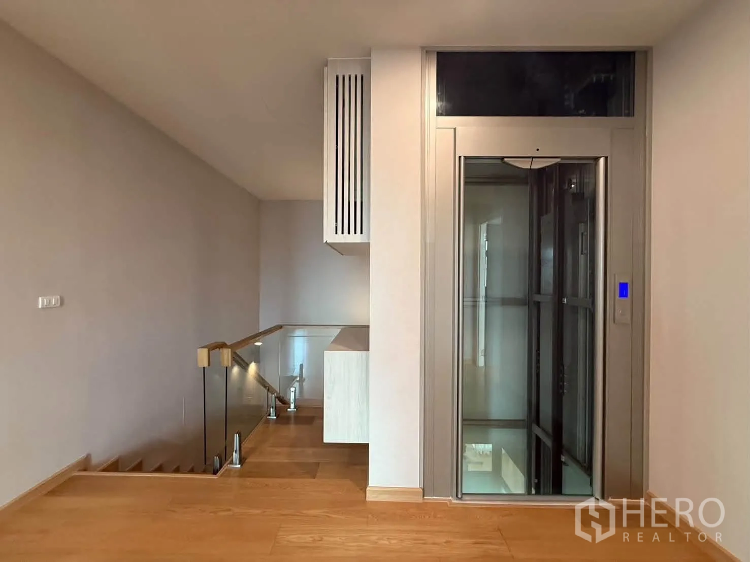 独栋房屋 for rent in Suan Luang, Bangkok - 楼梯平台设家用电梯与玻璃栏杆。