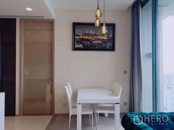 คอนโด ให้เช่าหรือขายในWatthana, Bangkok - มุมทานอาหารสว่างด้วยโคมแขวน ข้างประตูกระจกบานเลื่อนไปยังระเบียง