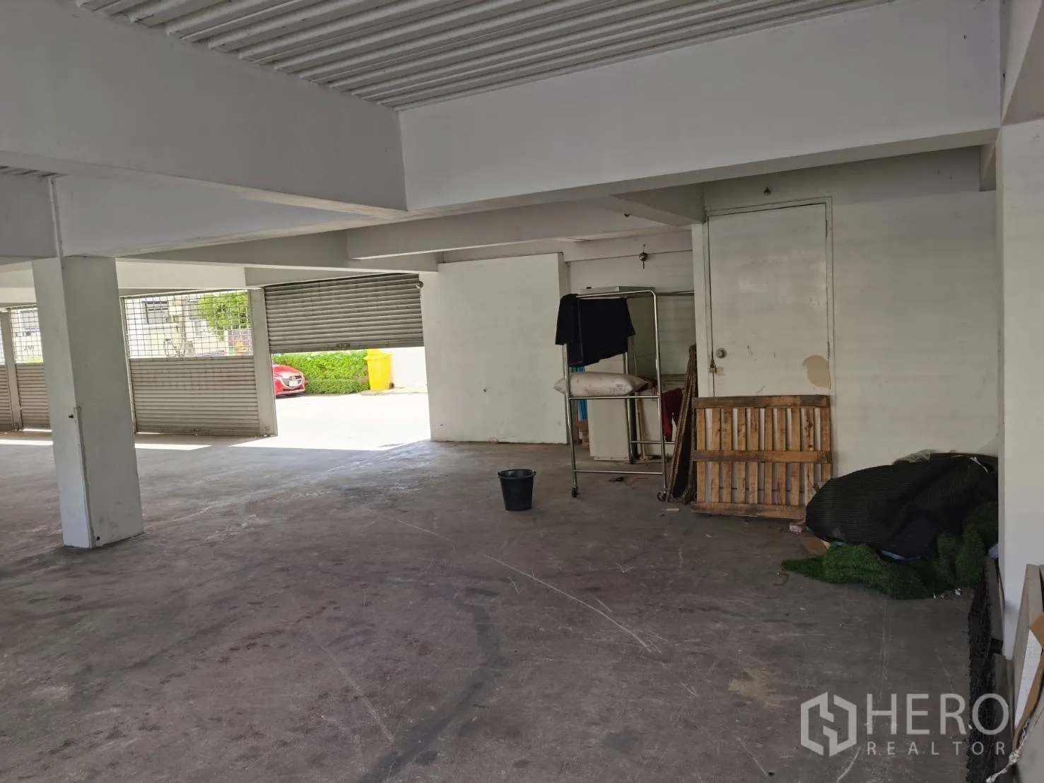 สำนักงานที่บ้าน ให้เช่าหรือขายในHuai Khwang, Bangkok - มุมที่จอดรถพร้อมประตูเก็บของ ประตูม้วน และเสาโครงสร้าง