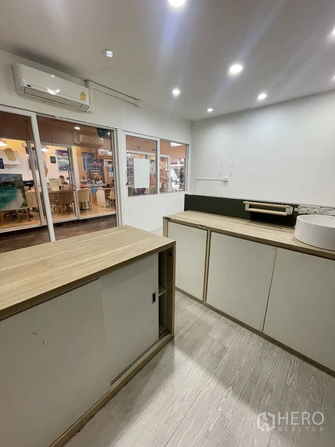零售空间 出租在Khlong Toei, Bangkok - 带储物柜的服务台与分体空调，临走廊玻璃窗。