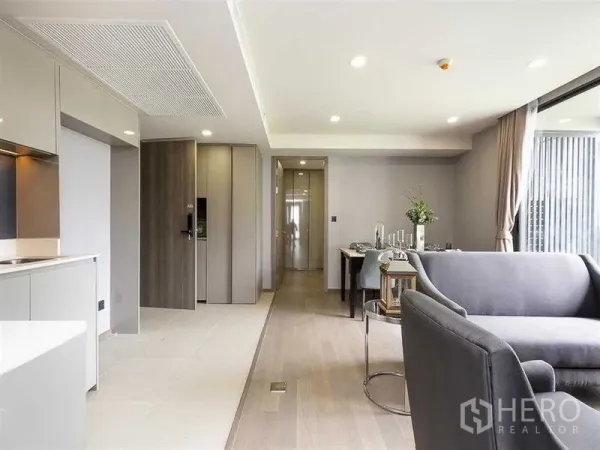 คอนโด ให้เช่าในPathum Wan, Bangkok - โถงทางเข้าพร้อมครัวสมัยใหม่ ตู้เก็บของ และมุมรับประทานอาหาร พร้อมไฟฝังฝ้า