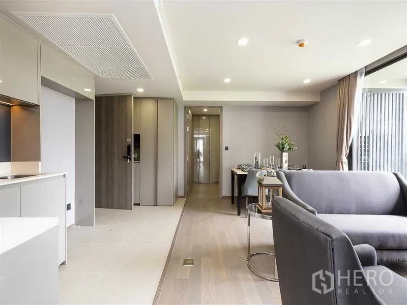 คอนโด ให้เช่าในPathum Wan, Bangkok - โถงทางเข้าพร้อมครัวสมัยใหม่ ตู้เก็บของ และมุมรับประทานอาหาร พร้อมไฟฝังฝ้า