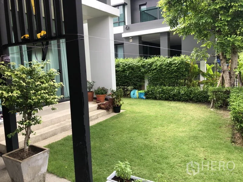 บ้าน ให้เช่าในBang Kapi, Bangkok - สวนข้างบ้าน สนามหญ้าเขียว มุมระเบียงและต้นไม้ใหญ่