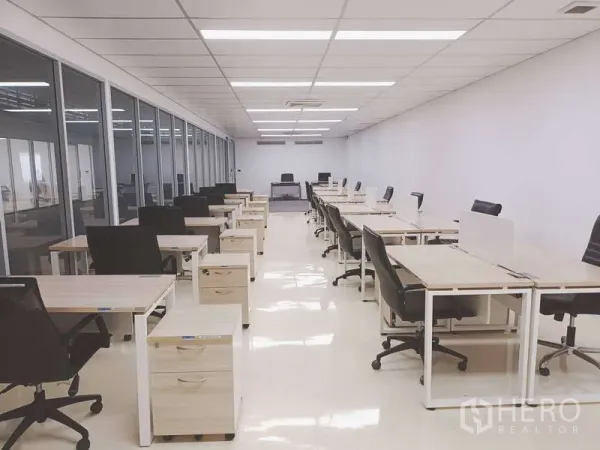 货栈 出租在Lak Si, Bangkok - 大型办公室楼层，多组办公桌与吊顶照明。