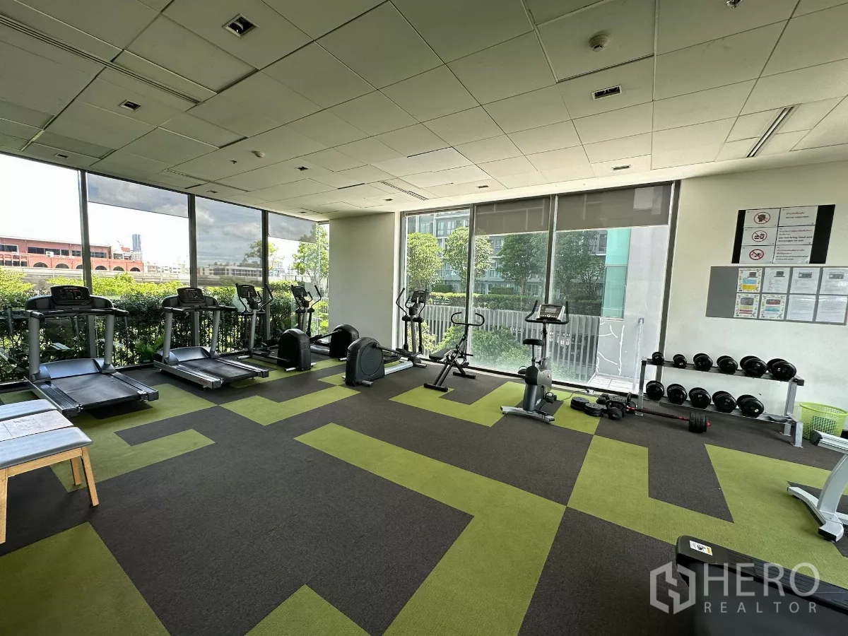 คอนโด ขายในPhra Khanong, Bangkok - ฟิตเนสของคอนโดพร้อมลู่วิ่ง จักรยาน และดัมเบล