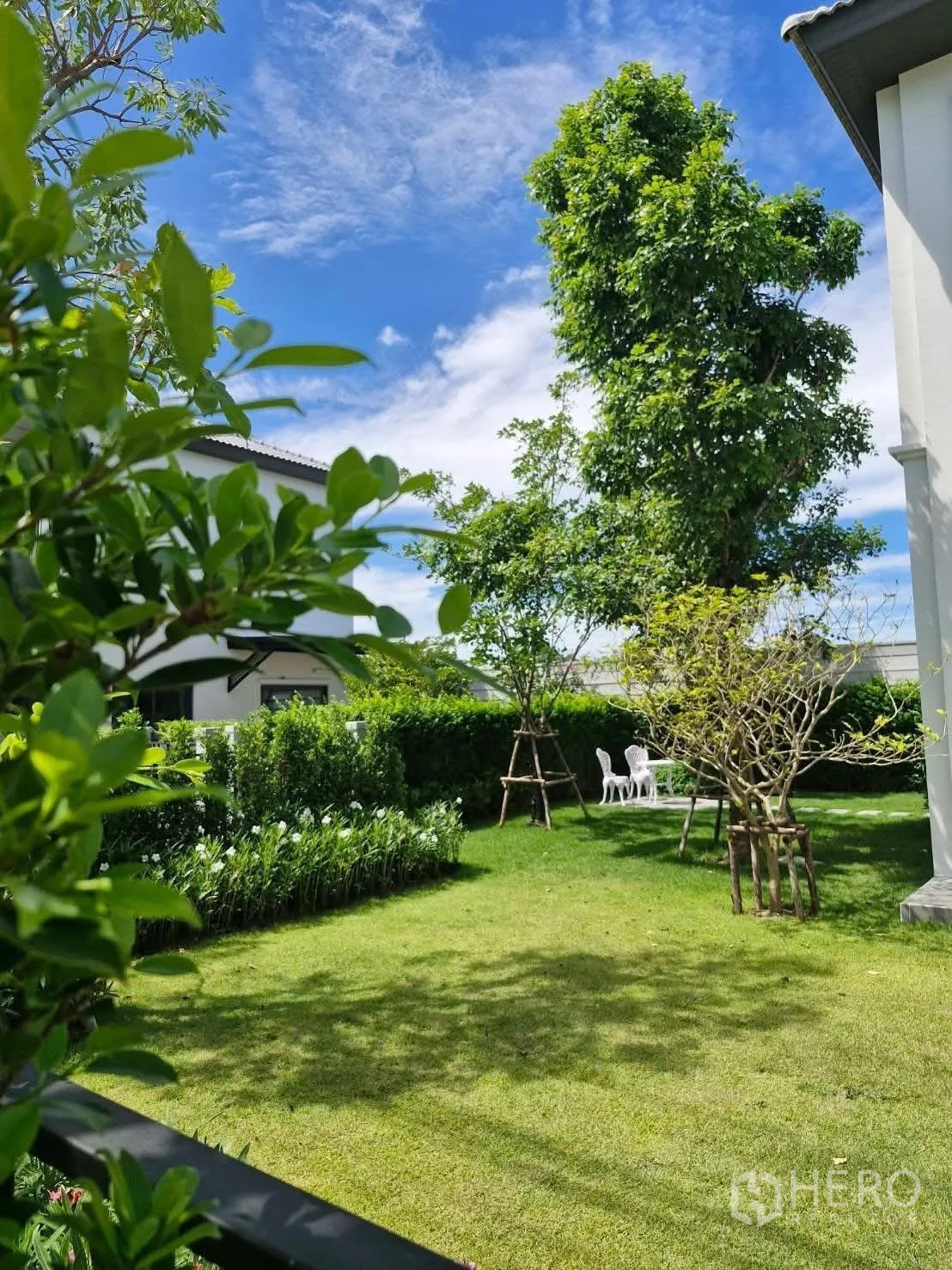 Detached House for rent in Bang Phli, Samut Prakan - Private landscaped garden with lawn, trees, hedges and a small seating corner.