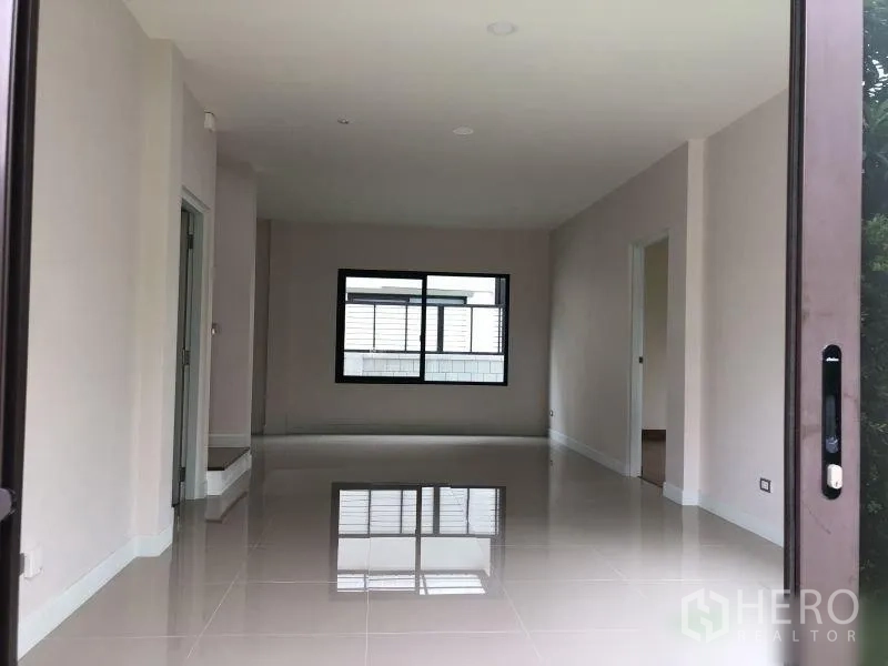 Detached House for sale in Bang Phli, Samut Prakan - Spacious open-plan living area with glossy tile floors and rear window