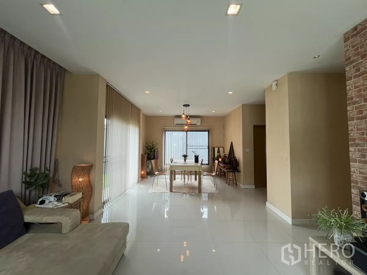 Detached House for rent in Bang Kapi, Bangkok - Open-plan living and dining space with glossy tile floors and natural light.