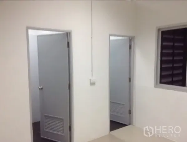 คลังสินค้า ให้เช่าในBang Kapi, Bangkok - พื้นที่โกดังที่มีประตูห้องน้ำสองบานและหน้าต่างระบายอากาศ