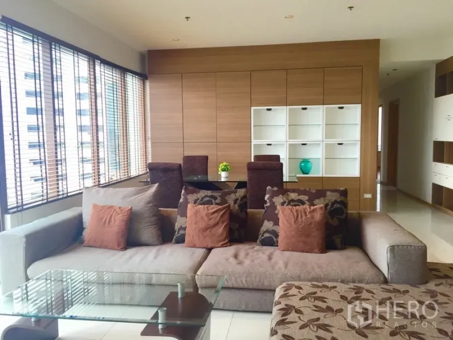 คอนโด ให้เช่าในKhlong Toei, Bangkok - ห้องนั่งเล่นสว่างด้วยหน้าต่างบานใหญ่ โซฟาตัวแอล โต๊ะกลางกระจก พื้นที่ทานข้าวและตู้บิลต์อินไม้