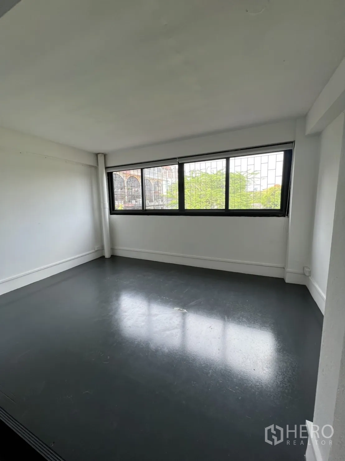 店屋 出租或出售在Watthana, Bangkok - 上层房间带宽窗，自然采光充足。