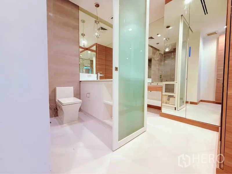 คอนโด ให้เช่าหรือขายในKhlong Toei, Bangkok - ห้องน้ำร่วมสมัย ประตูกระจกฝ้า เคาน์เตอร์ล้างหน้า กระจก และโคมแขวน