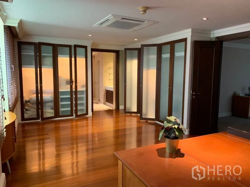 คอนโด ให้เช่าหรือขายในWatthana, Bangkok - ห้องอเนกประสงค์หรือห้องทำงาน พื้นไม้เงา ตู้เสื้อผ้าบานกระจก และโต๊ะทำงาน