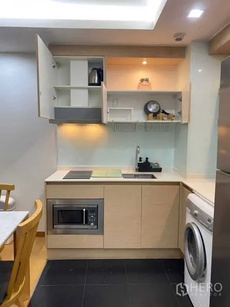 คอนโด ให้เช่าในWatthana, Bangkok - ครัวรูปตัวแอล เตาไฟฟ้า ไมโครเวฟ ซิงก์ และเครื่องซักผ้าในห้อง