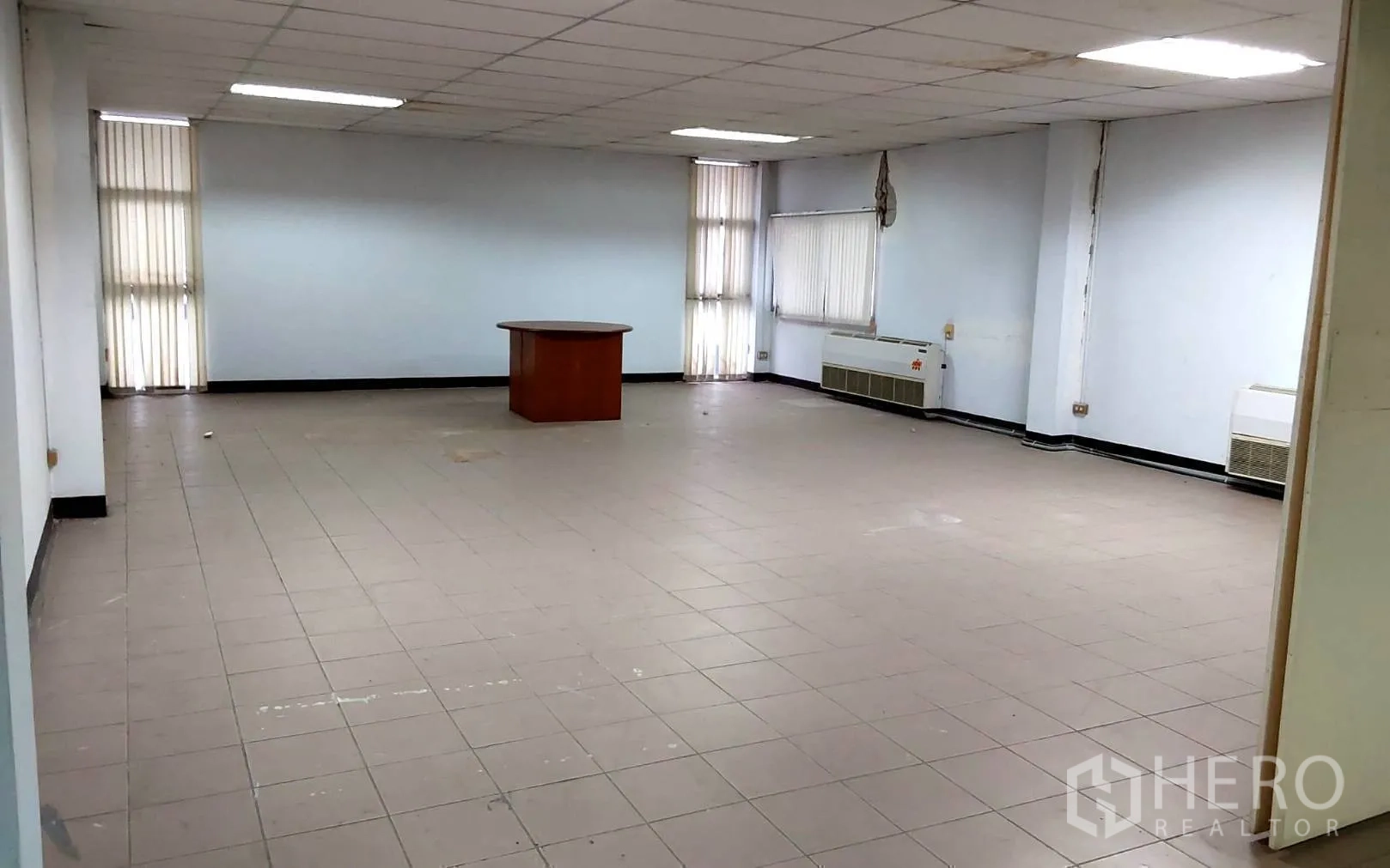 Factory for rent or sale in Bang Phli, Samut Prakan - Large tiled office room with fluorescent lighting and windows.