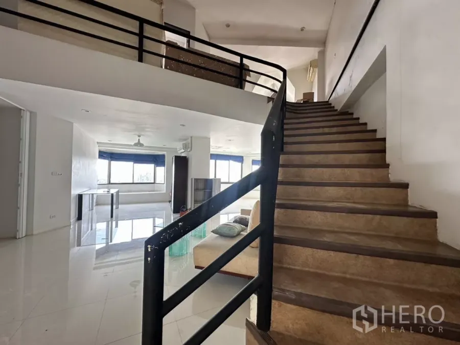 คอนโด ขายในBang Na, Bangkok - ภายในคอนโดดูเพล็กซ์ บันไดโค้ง พื้นกระเบื้องเงา พื้นที่รับแขกสว่างพร้อมหน้าต่างบานใหญ่