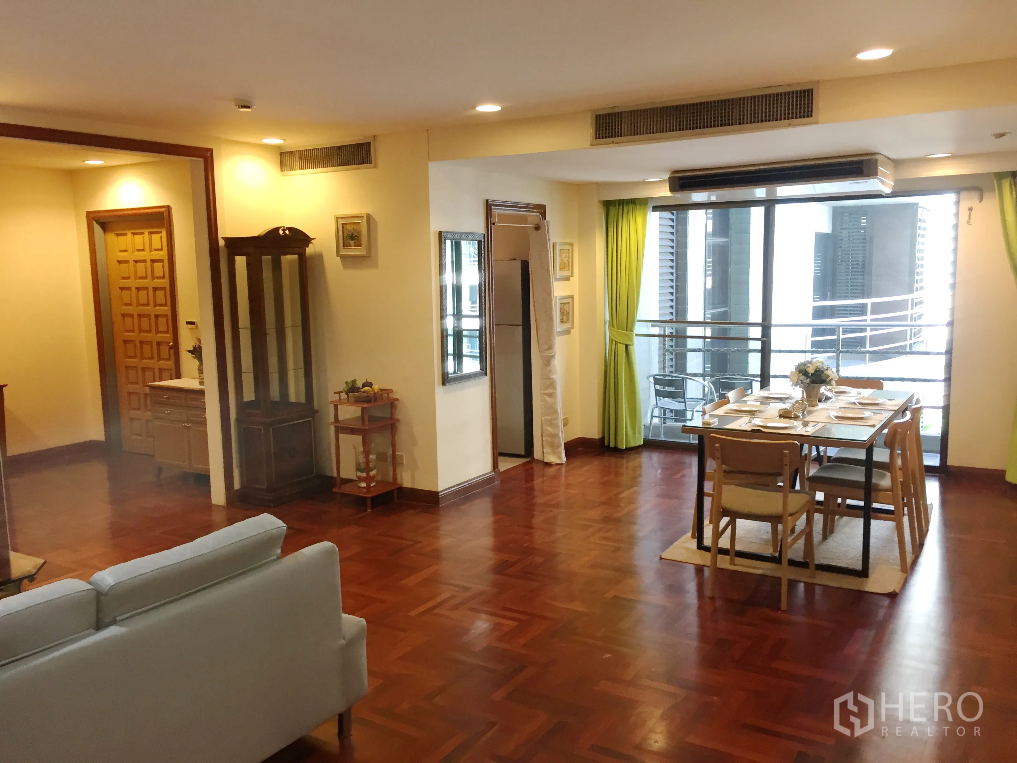 คอนโด ให้เช่าในPathum Wan, Bangkok - พื้นที่นั่งเล่น–ทานอาหารสว่างไสว ผ้าม่านสีเขียว ชุดโต๊ะอาหาร และทางออกสู่ระเบียง