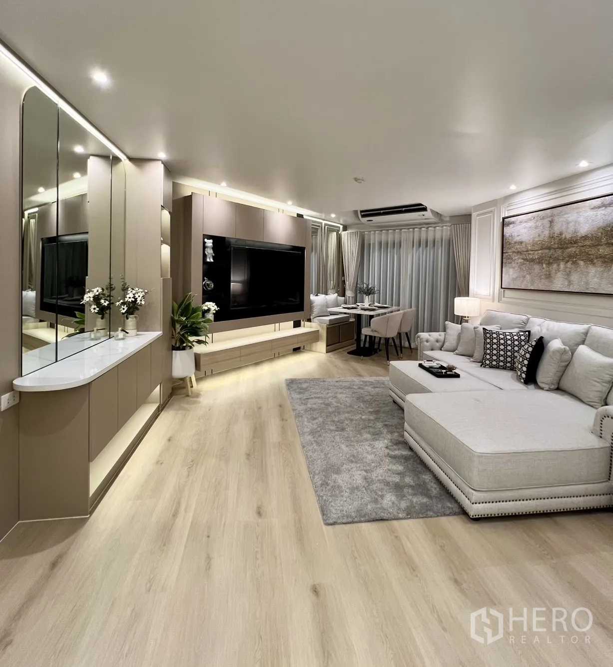 公寓 for sale in Yan Nawa, Bangkok - 开阔的客餐厅与影音区，木地板通铺。