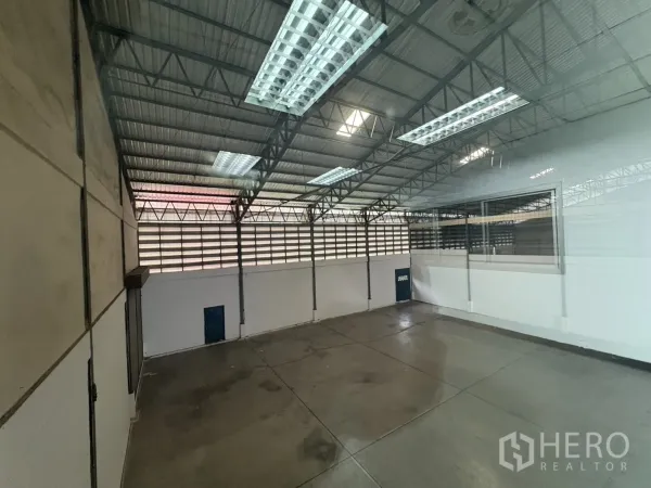 คลังสินค้า ให้เช่าในBang Phli, Samut Prakan - มุมมองจากห้องสำนักงานออกไปยังโถงโกดังที่มีช่องระบายอากาศ