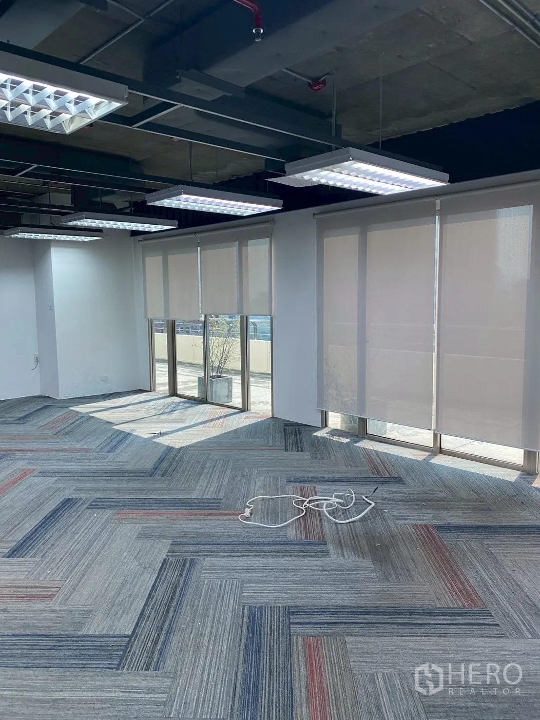 办公室 for rent in Watthana, Bangkok - 明亮转角办公区，落地窗与卷帘。