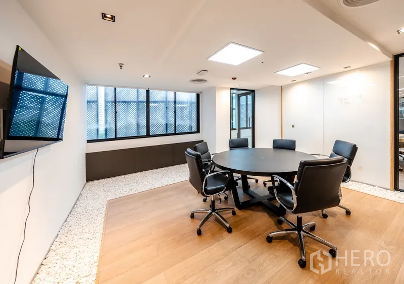 办公室 for rent in Bang Rak, Bangkok - 小型圆桌会议室，配皮椅、电视与窗户采光。