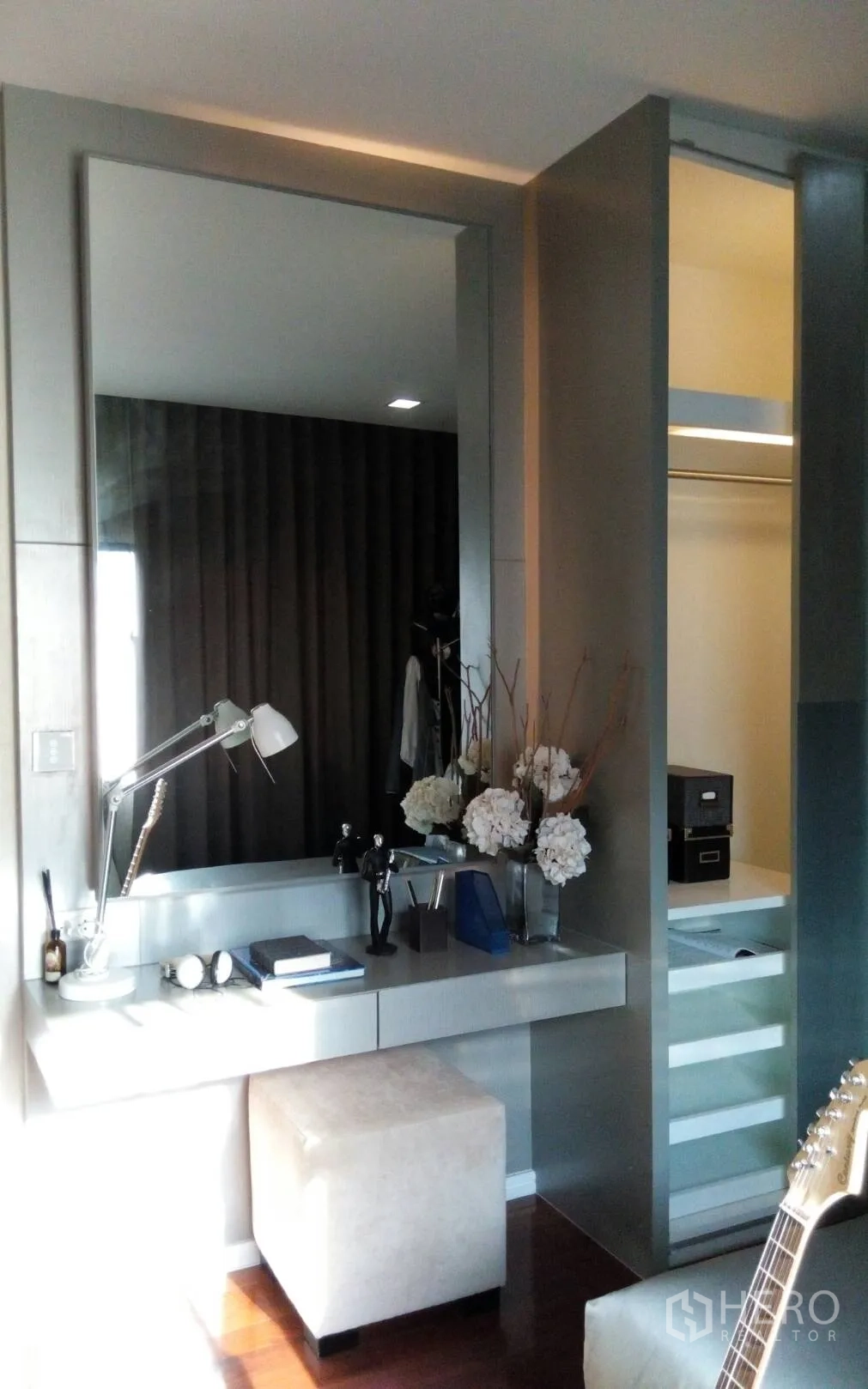 Detached House for rent or sale in Prawet, Bangkok - Bedroom vanity area with large mirror, shelving and soft stool.