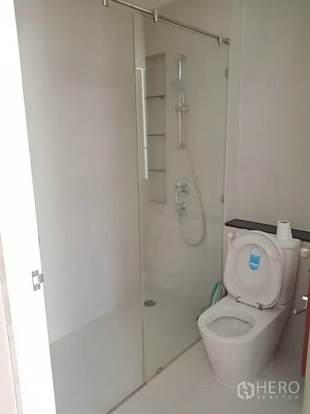 公寓 出租在Sathon, Bangkok - 卫生间带玻璃淋浴间与白色洁具。