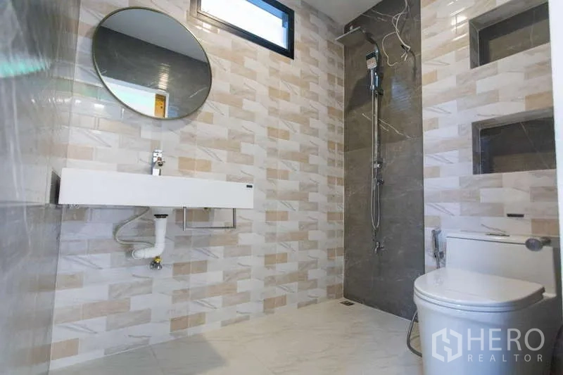 สำนักงานที่บ้าน ขายในHuai Khwang, Bangkok - ห้องน้ำพร้อมฝักบัวแบบวอล์กอิน ช่องวางของ และกระจกทรงกลม