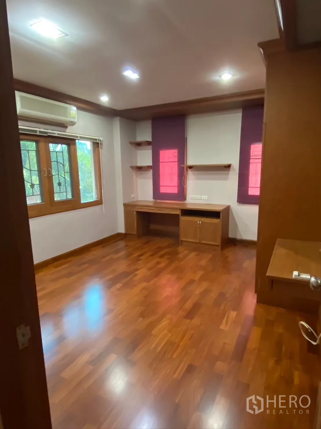 บ้าน ให้เช่าในWatthana, Bangkok - ห้องนอนพื้นไม้ มีโต๊ะทำงานและชั้นวาง พร้อมแอร์