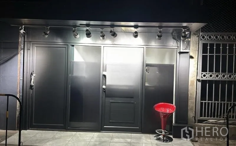 零售空间 出租在Khlong Toei, Bangkok - 一层入口，磨砂玻璃门与轨道射灯