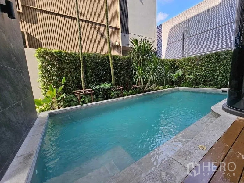 บ้าน ให้เช่าในWang Thonglang, Bangkok - สระว่ายน้ำส่วนตัว รายล้อมด้วยแนวรั้วต้นไม้และไม้ใบเขตร้อน