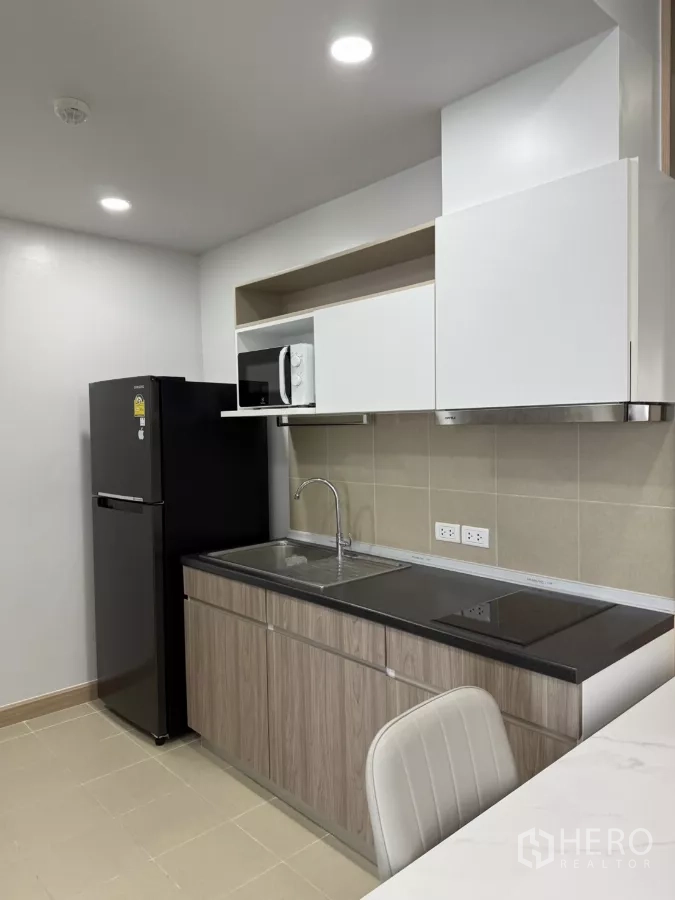 คอนโด ให้เช่าในKhlong Toei, Bangkok - ครัวบิลท์อินพร้อมตู้เย็น ไมโครเวฟ อ่างล้างจาน และเตาไฟฟ้า