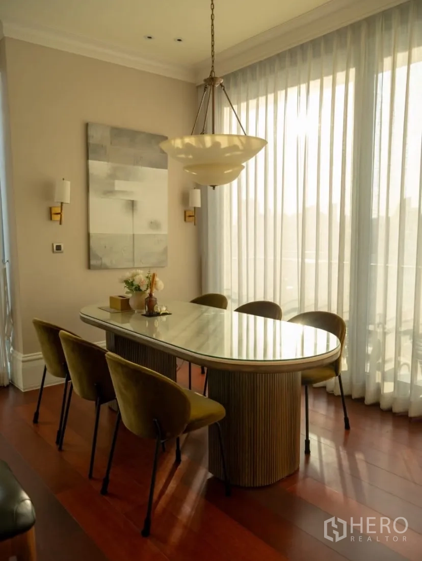 公寓 出租或出售在Watthana, Bangkok - 餐厅，椭圆形大理石餐桌与吊灯、纱帘。