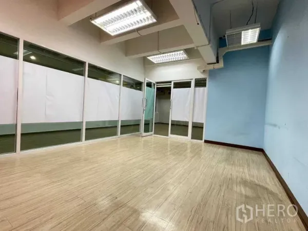 สำนักงาน ให้เช่าในRatchathewi, Bangkok - ห้องโล่งกว้าง ผนังกระจกเต็มบาน พื้นลายไม้โทนอ่อน พร้อมไฟฟลูออเรสเซนต์