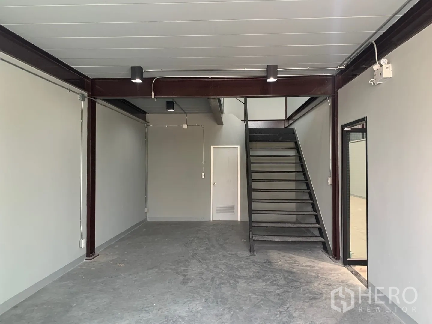 โกดัง for rent in Bang Phli, Samut Prakan - พื้นที่ทำงานชั้นล่าง คานเหล็ก บันได และประตูบริการ