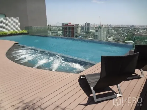 คอนโด ให้เช่าหรือขายในKhlong Toei, Bangkok - สระว่ายน้ำอินฟินิตี้บนดาดฟ้าพร้อมเจ็ตสปา ชมวิวสกายไลน์กรุงเทพฯ