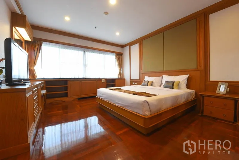 อพาร์ทเมนท์ ให้เช่าในWatthana, Bangkok - ห้องนอนเตียงคิงส์ ตู้ทีวี หน้าต่างยาว และชั้นบิลต์อินบนพื้นไม้ขัดเงา