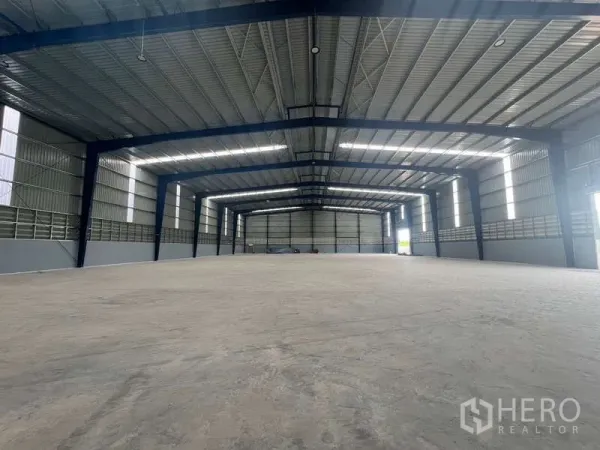 คลังสินค้า ให้เช่าในMueang Samut Prakan, Samut Prakan - ภายในโกดังเพดานสูง โครงเหล็กแข็งแรง มีช่องรับแสงและพื้นที่โล่งกว้าง